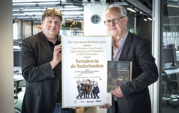 Juryvoorzitter Ton den Boon en laureaat Ton Naaijkens. Foto: Bart Versteeg / Onze Taal